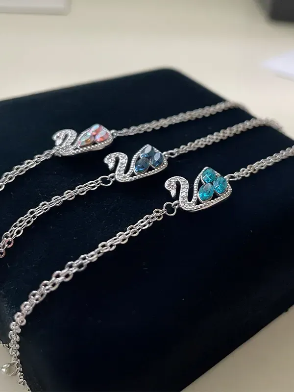 Продукт Гривна от сребро с кристали Swarovski Грацията на лебеда Изображение